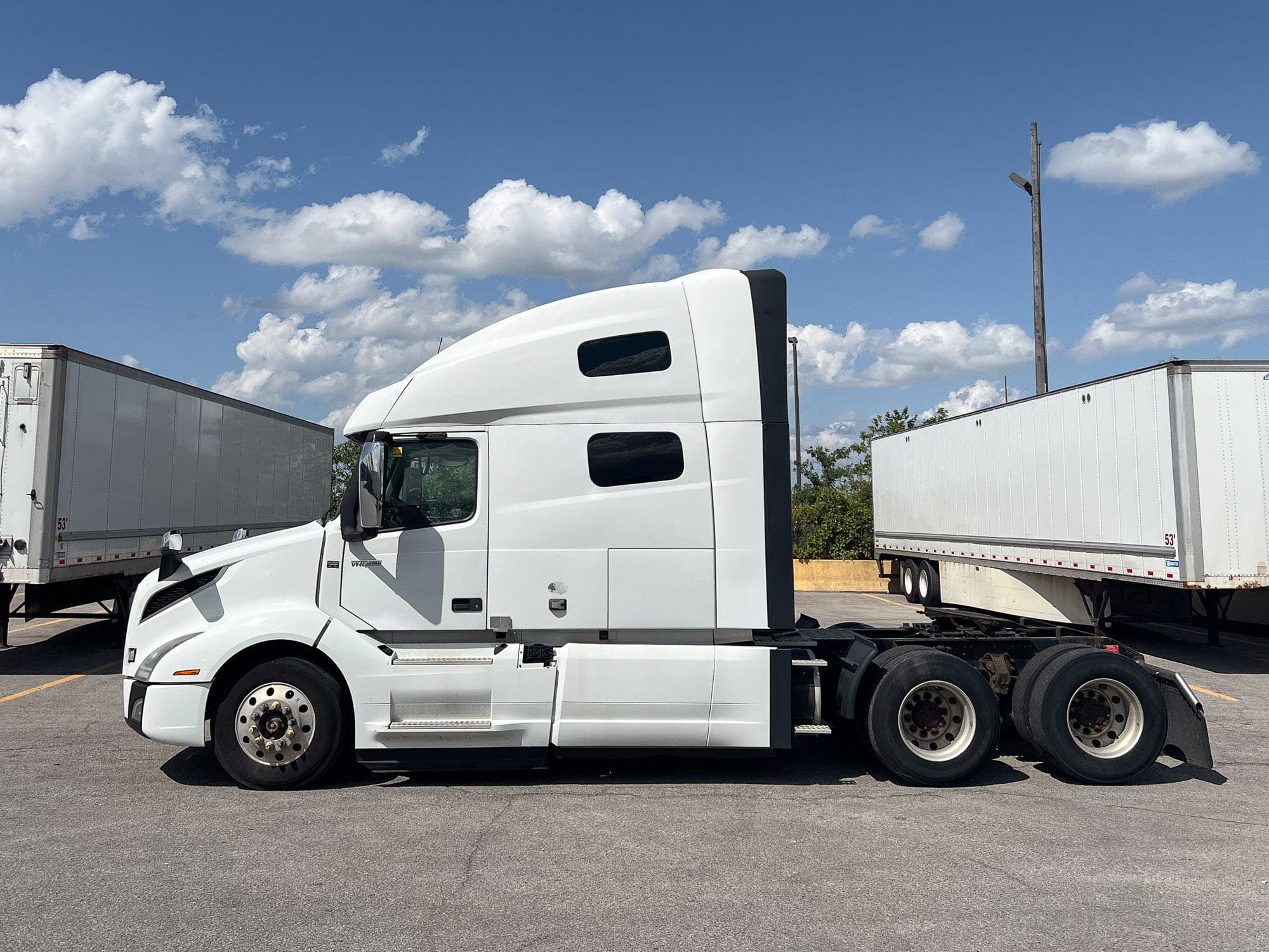 2019 Volvo VNL 760 — photo 2 of 13