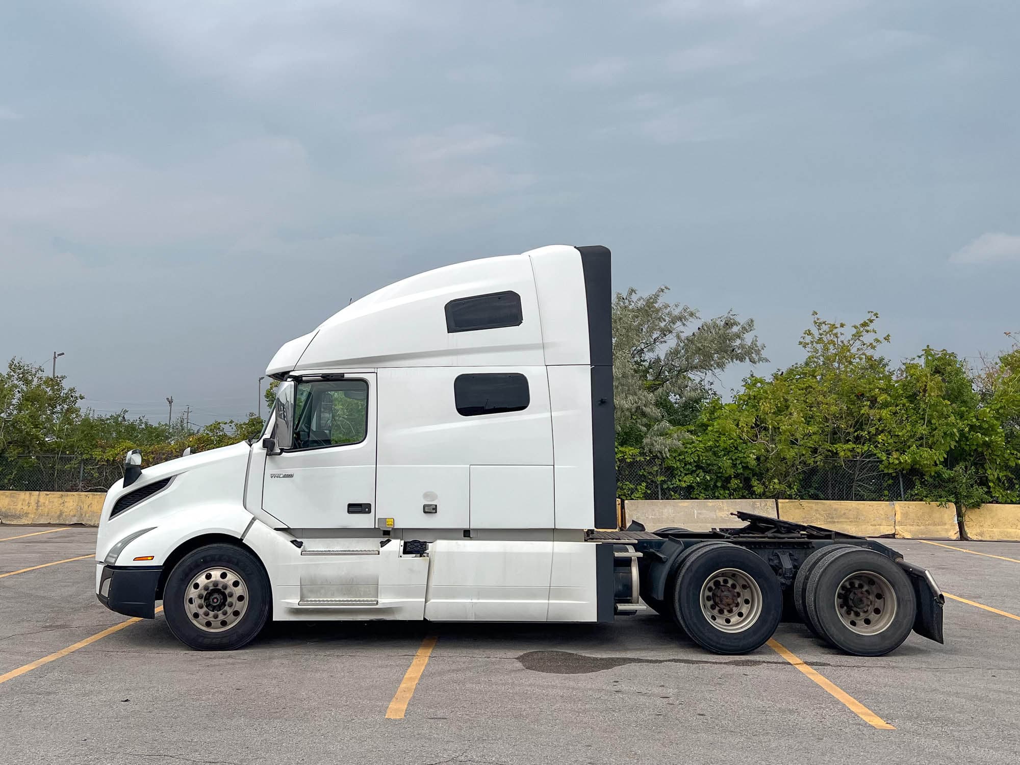 2021 Volvo VNL 760 — photo 2 of 16