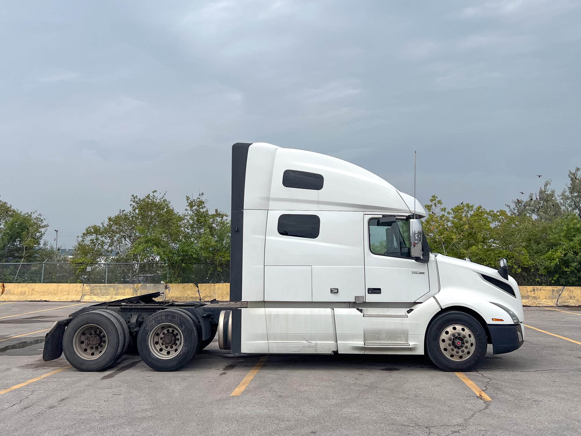 2021 Volvo VNL 760 — photo 3 of 16