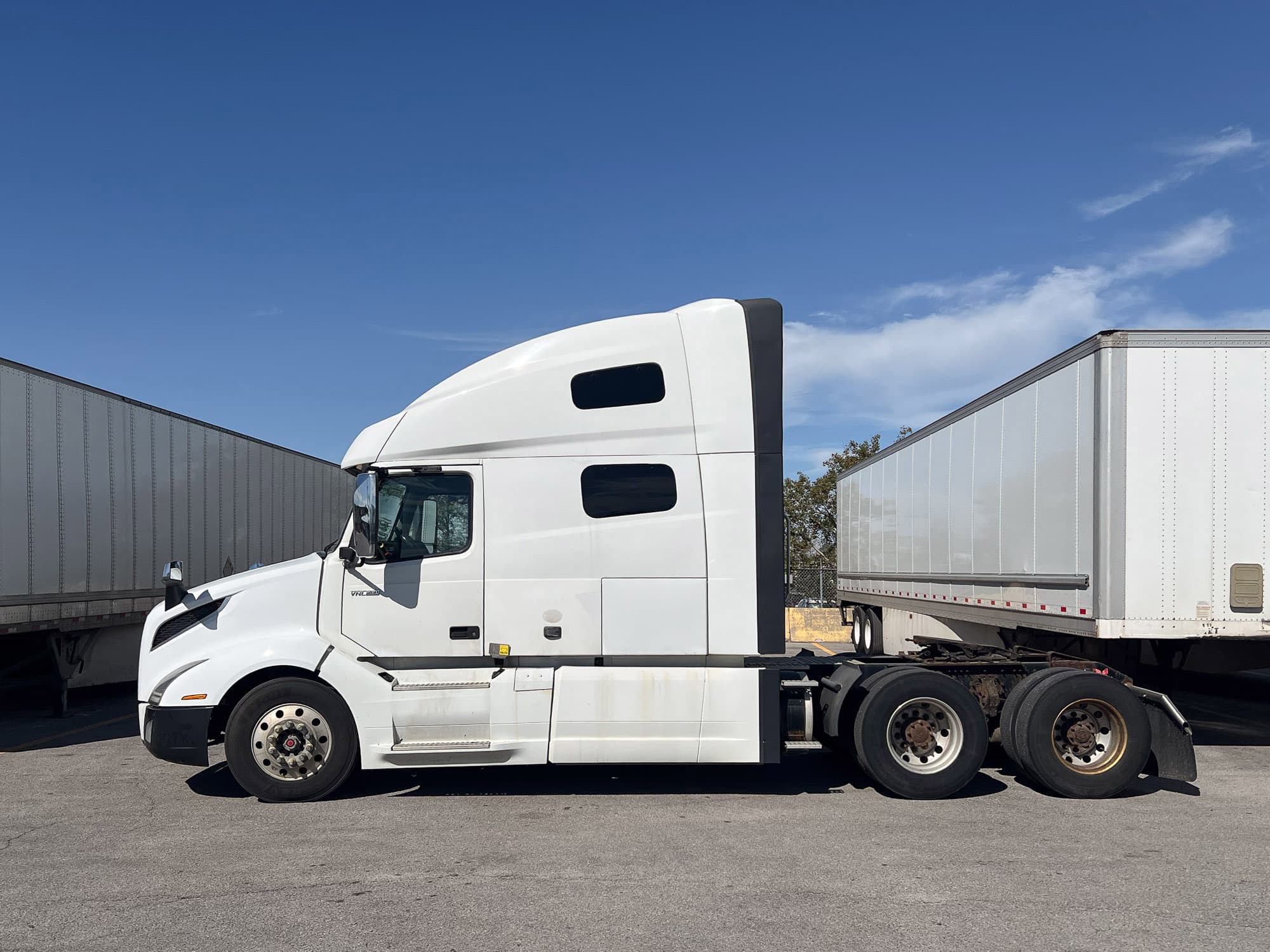 2019 Volvo VNL 760 — photo 2 of 13